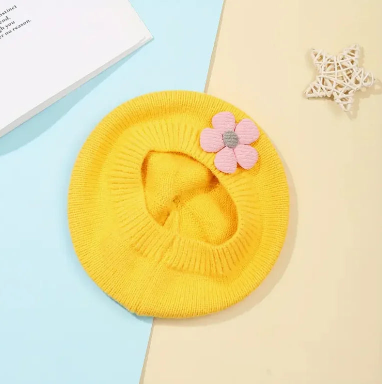 Bonnet tricoté jaune pour bébé fille avec fleur rose