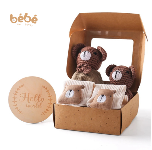 Coffret Cadeau Naissance Bébé – Hochet Crochet & Bois avec Chaussons Animaux et Carte Milestone