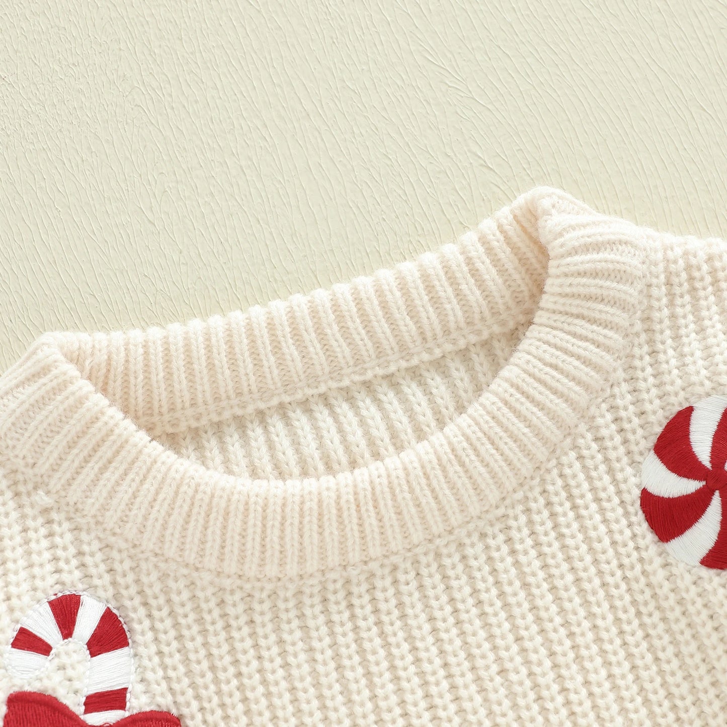 Pull de Noël Bébé en Tricot – Bonhomme Pain d'Épices & Sucreries Festives | Douceur