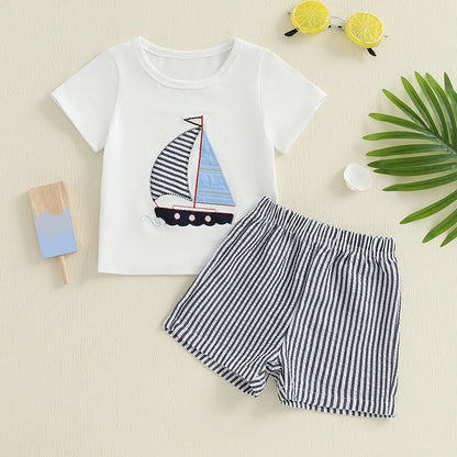 Ensemble d’Été Bébé Garçon – T-shirt Voilier Brodé + Short Rayé | Tenue Plage Confort & Style